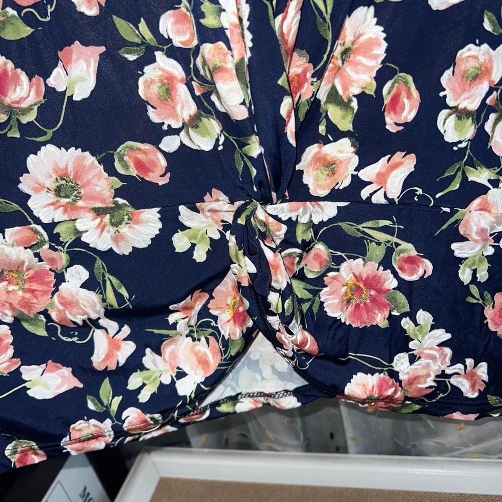 Emi & Joe Women 3X Navy Blue Floral Twist Front Grommet Blouse NWT PT18440 - Picture 3 of 5
